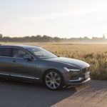 Bil kör bredvid ett fält – alla resor dokumenteras automatiskt med Tracksons elektroniska körjournal.