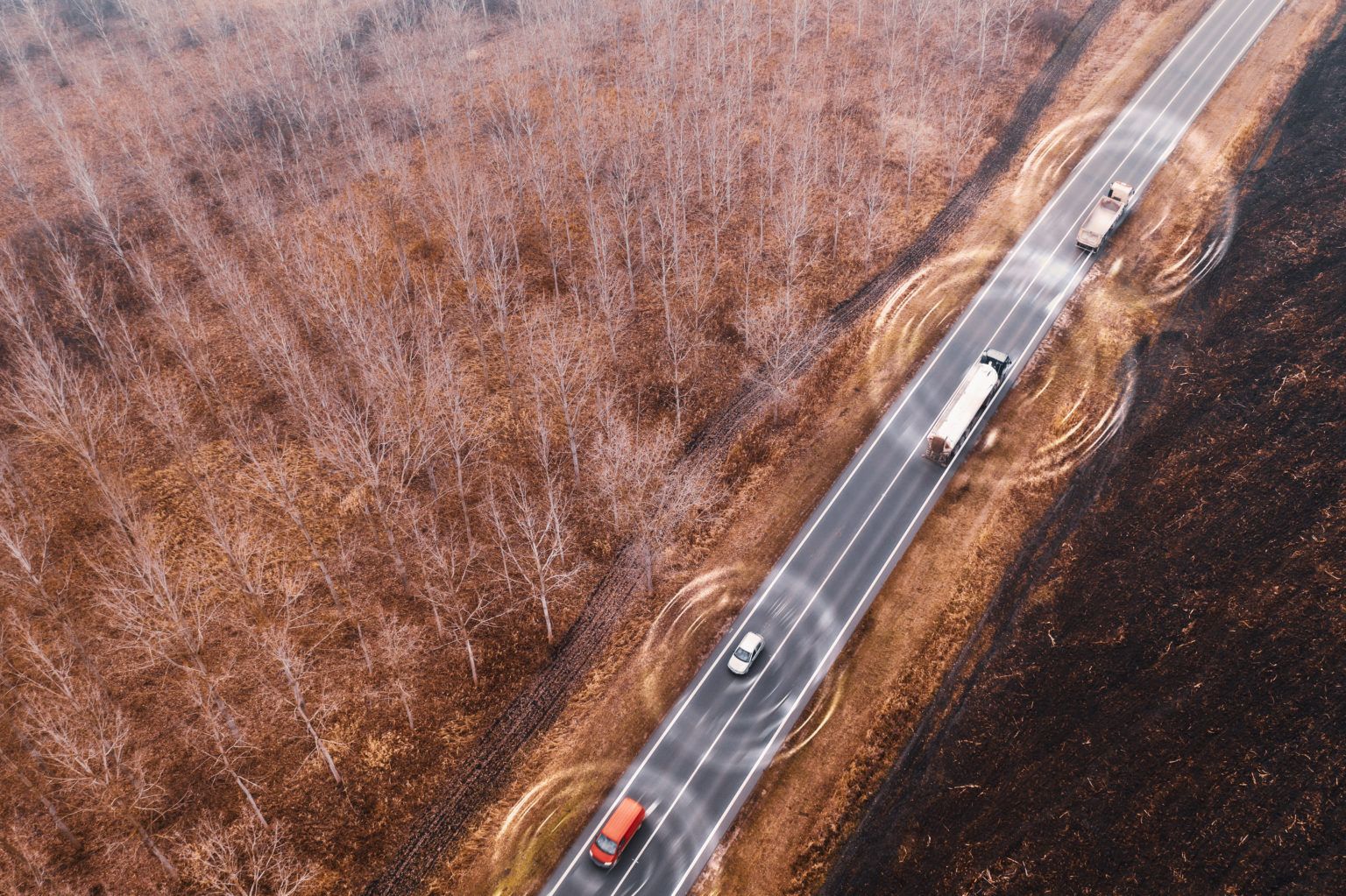 Flera bilar kör i följd – illustrerar hur Tracksons digitala körjournal och GPS-tracker håller koll på fordon i rörelse.