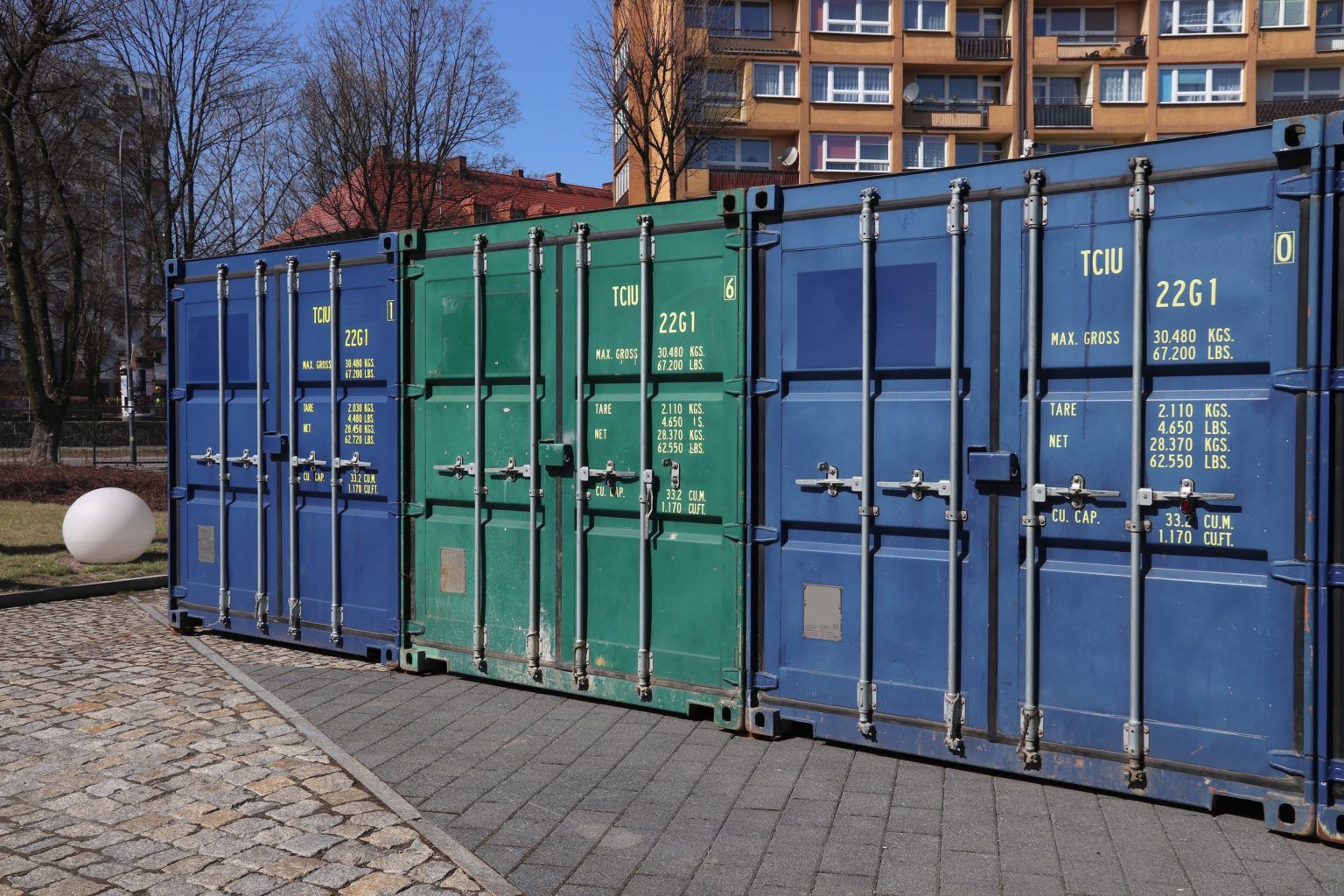 Tre containrar spåras med GPS tracker – full kontroll på utrustning och senaste användare med Trackson.