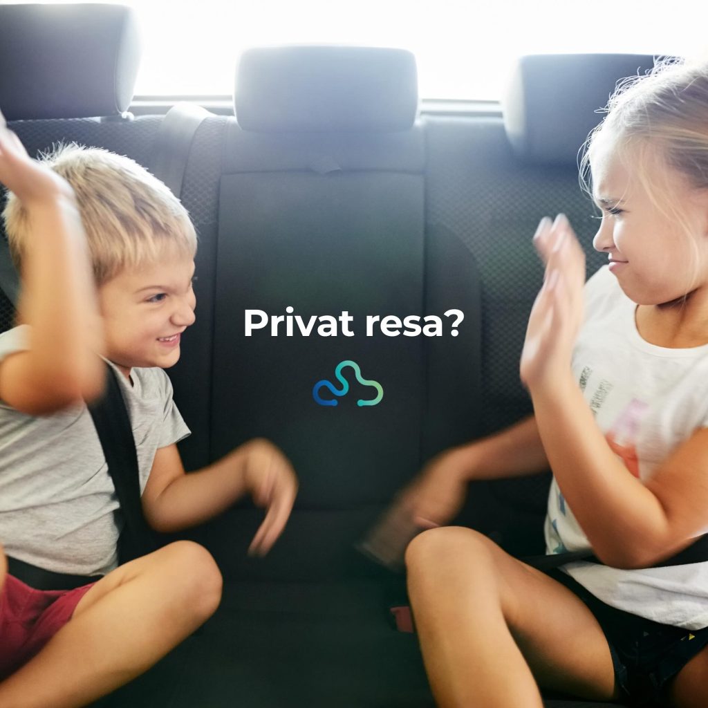 Privat eller jobbresa? Därför behöver du en körjournal! På bilden: två barn i en tjänstebil.